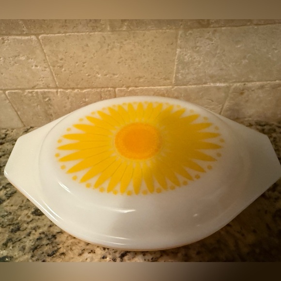 Pyrex Cinderella casserole dish in orange, with a "Sunflower" pattern on the lid - Picture 2 of 4